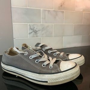 Grey converse low tops.